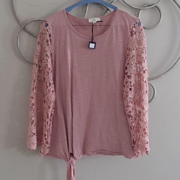 entro Tops - NWT Entro boutique crochet sleeve top
